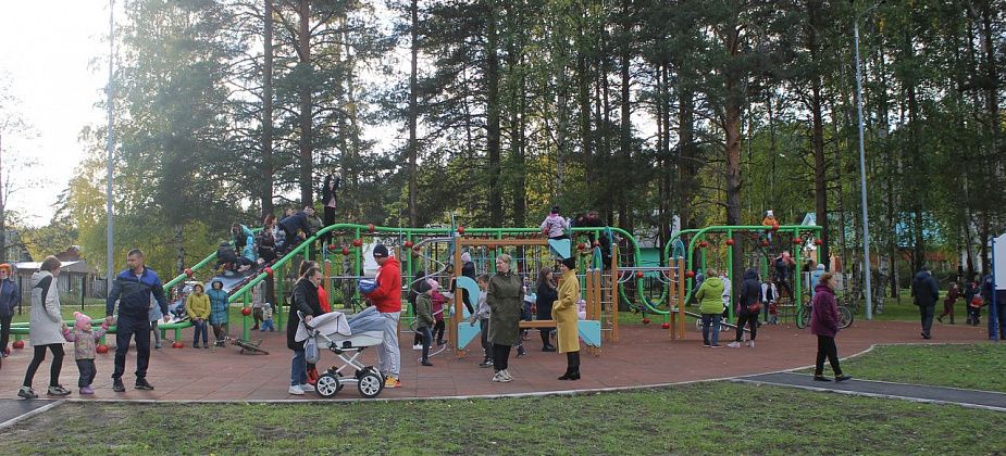 В поселке Энергетиков открыли обновленный сквер