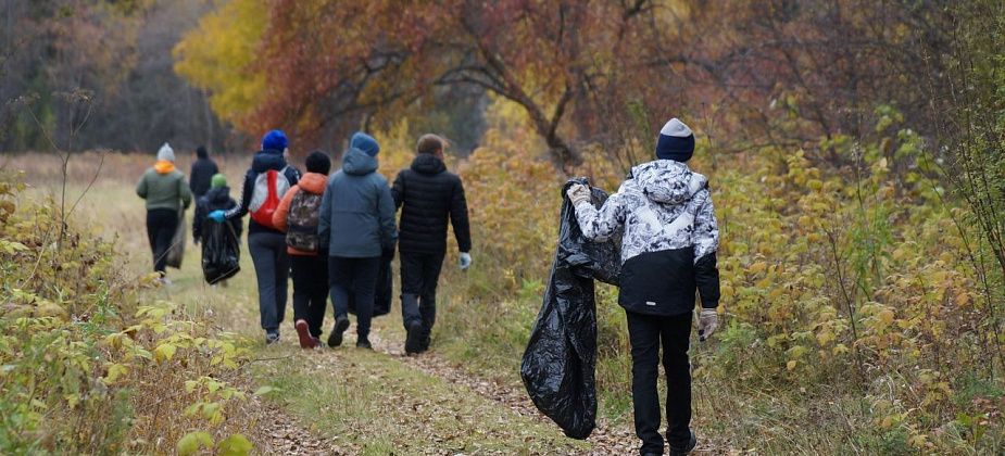 Волонтеры прибрали мусор в Горпарке Серова