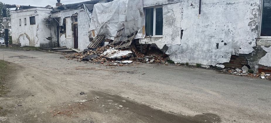 В прачечной Серовской городской больницы обвалилась стена