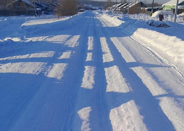 Жители Ларьковки пожаловались на снежную колею на поселковых дорогах