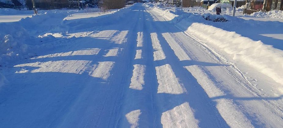 Жители Ларьковки пожаловались на снежную колею на поселковых дорогах
