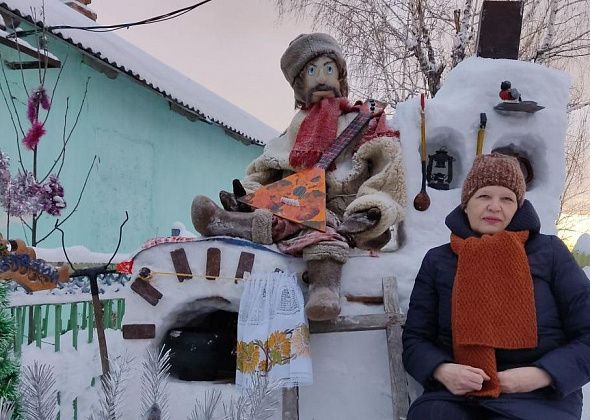 Серовчанка создала новогодний ансамбль у дома - с Емелей, Щукой и семьей снеговиков