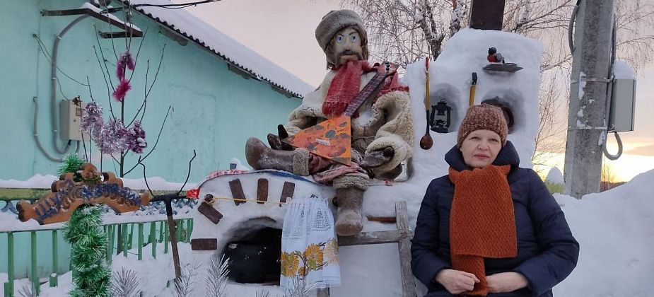 Серовчанка создала новогодний ансамбль у дома - с Емелей, Щукой и семьей снеговиков