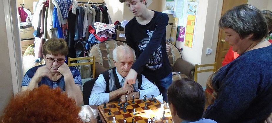 Представители старшего поколения сосьвинцев учатся играть в шахматы