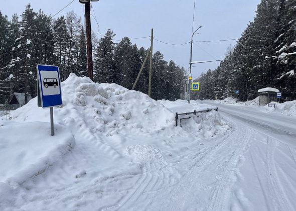 “Дети выходят из автобуса и идут по дороге”. Серовчанка жалуется на заснеженные тротуары в районе “Снежинки”