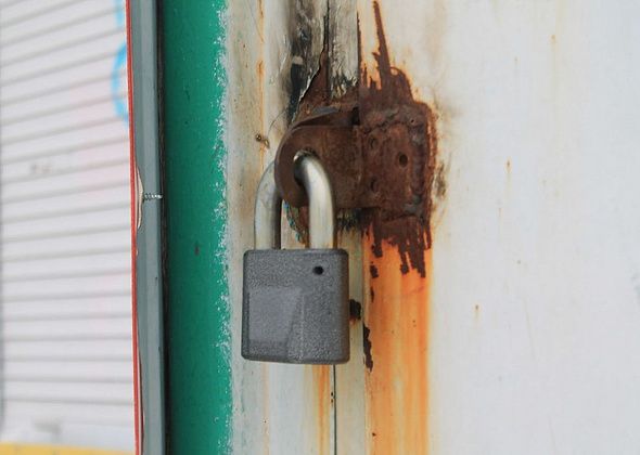 Почему вы до сих пор закрыты? Объясняем, какие магазины могут работать, а какие – нет