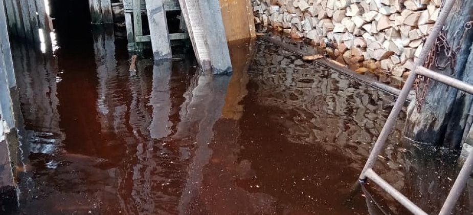 В серовском поселке Красноглинном талая вода до сих пор топит дома местных жителей