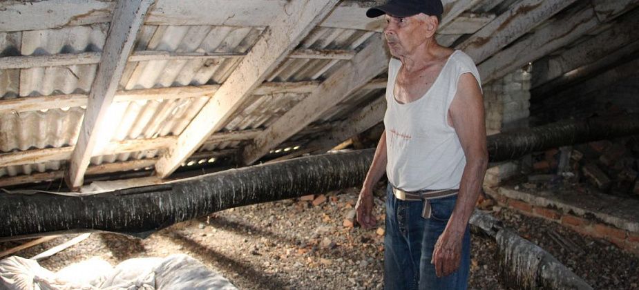 «Это не дырка, это дыра...» Серовчанин почти год добивается ремонта кровли пятиэтажки