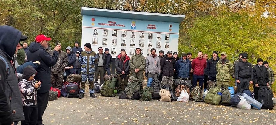 В Серове прошла очередная отправка мобилизованных. К военкомату пришли представители мэрии, Думы и Совета ветеранов