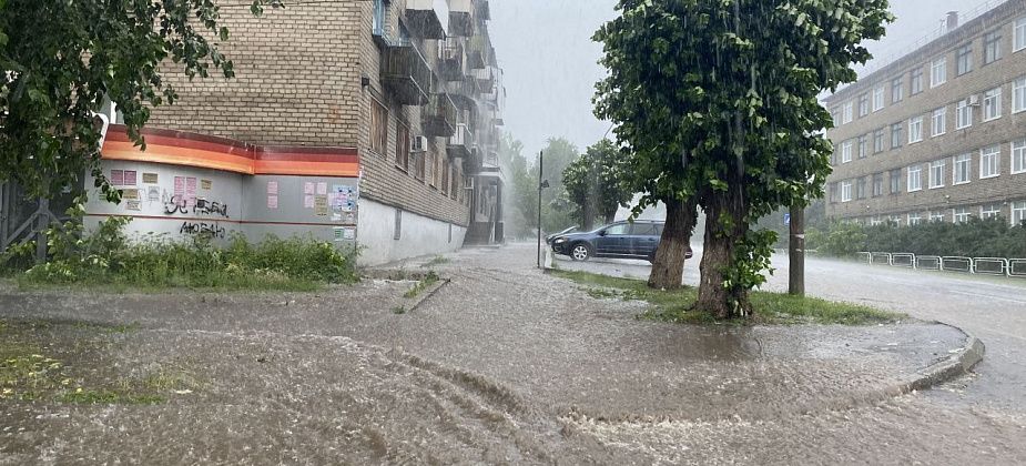 Дело не в ливневке? Глава объяснил, почему улицы Серова утопают во время проливных дождей