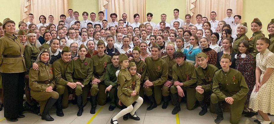 На площади дома культуры железнодорожников серовчане кружились в "Вальсе Победы"
