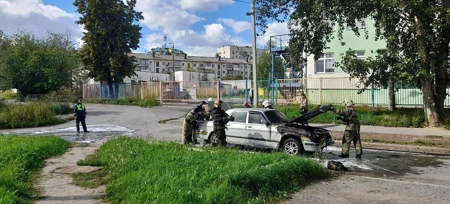 У дома по улице Зеленой в Серове погорела "Волга"