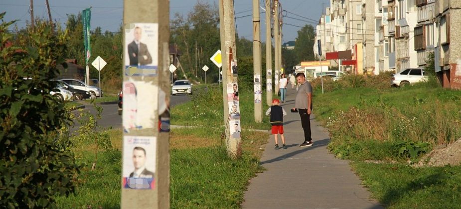 В Серове за бюджетный счет очищают столбы от агитационных листовок и другой рекламы