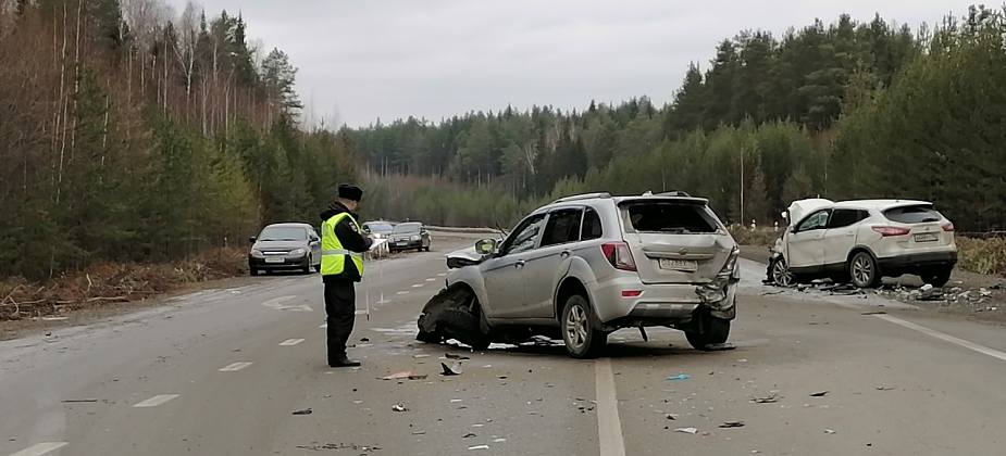 Под Серовом столкнулись три автомобиля. Два человека госпитализированы