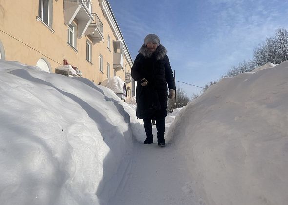“С крыши снег убрали, а дорогу - нет”. Серовчане пожаловались на заваленный снегом тротуар
