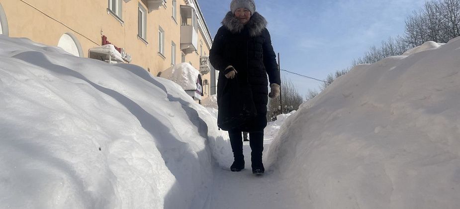 “С крыши снег убрали, а дорогу - нет”. Серовчане пожаловались на заваленный снегом тротуар