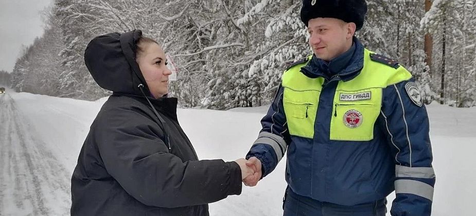 Под Серовом госавтоинспекторы пришли на помощь к автоледи