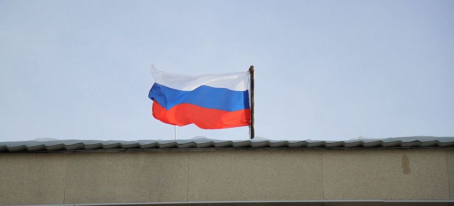 Администрация Серова закупила 22 флага Российской Федерации