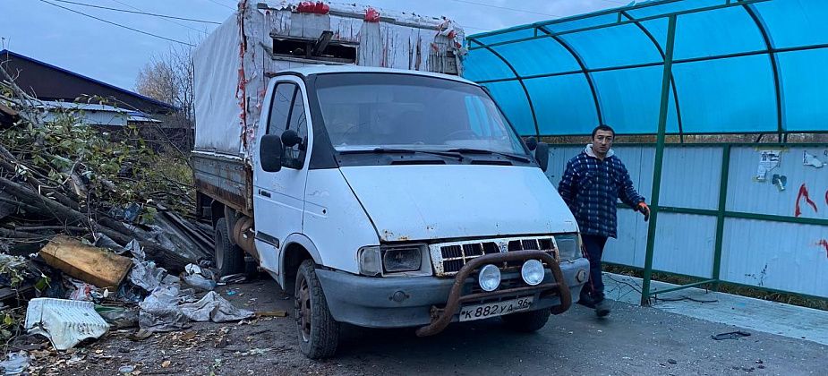 "Эта площадка – для крупного мусора". Водитель разгрузил машину с негабаритом в центре Серова