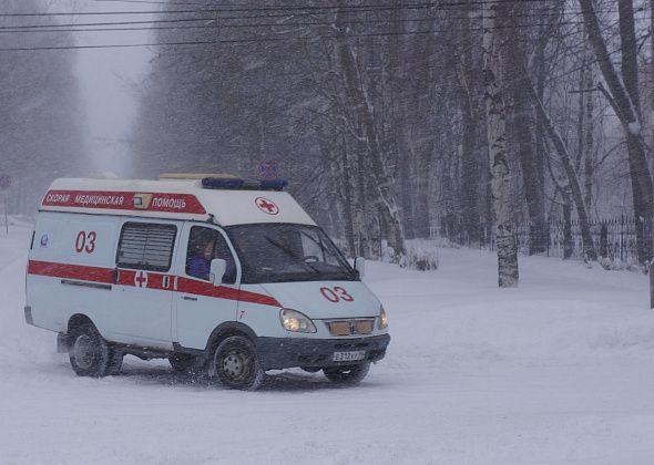 Читатели сообщают, что в Серове с шестого этажа девятиэтажки упал мужчина