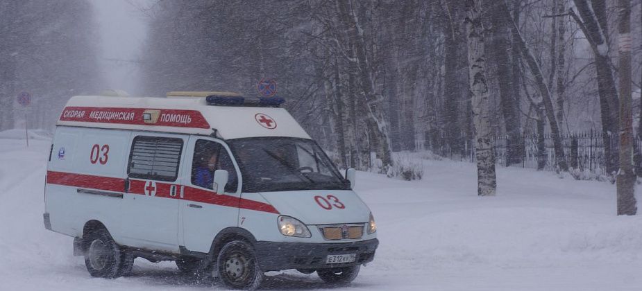 Читатели сообщают, что в Серове с шестого этажа девятиэтажки упал мужчина