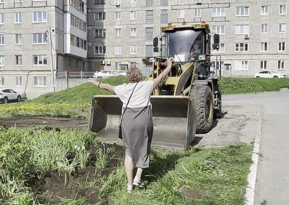 Чтобы освободить место под парковку в серовском дворе - “управляшка” снесла клумбу 