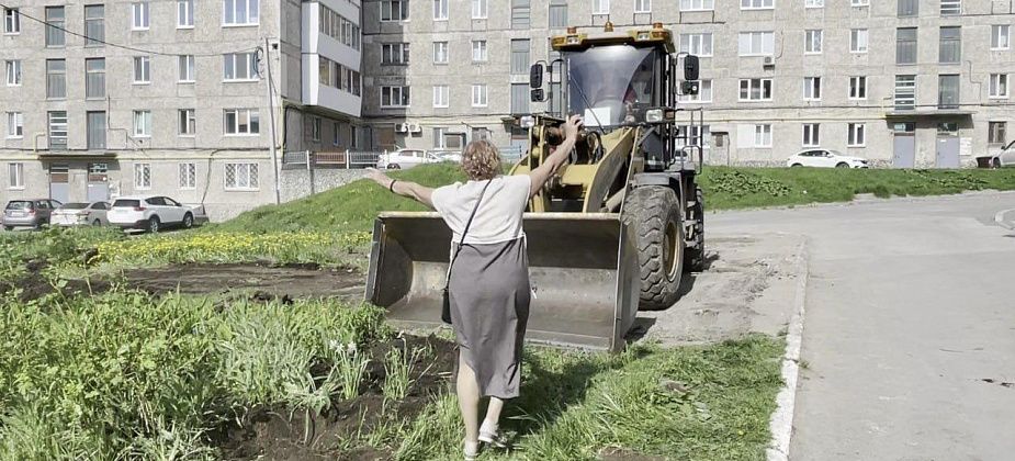 Чтобы освободить место под парковку в серовском дворе - “управляшка” снесла клумбу 