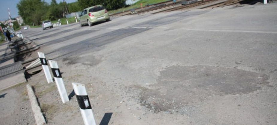 В Серове по требованию транспортной прокуратуры отремонтировали дорогу в районе железнодорожного переезда