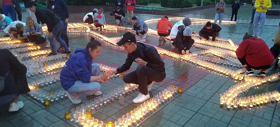 В Серове горящими свечами выложили контур самолета 