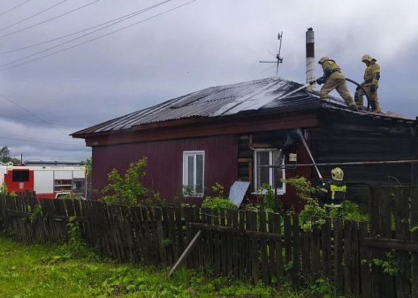 В Серове горели баня и крыша частного дома