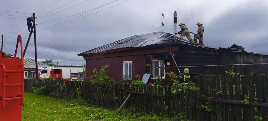 В Серове горели баня и крыша частного дома