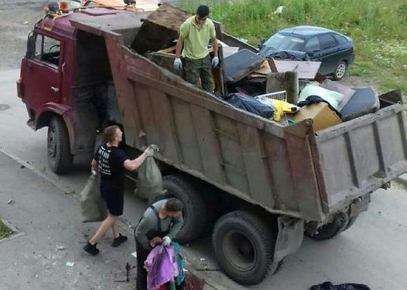 В Серове волонтеры "Надежды" вывезли мусор из квартиры матери двоих детей. Жилье восстанавливают после пожара