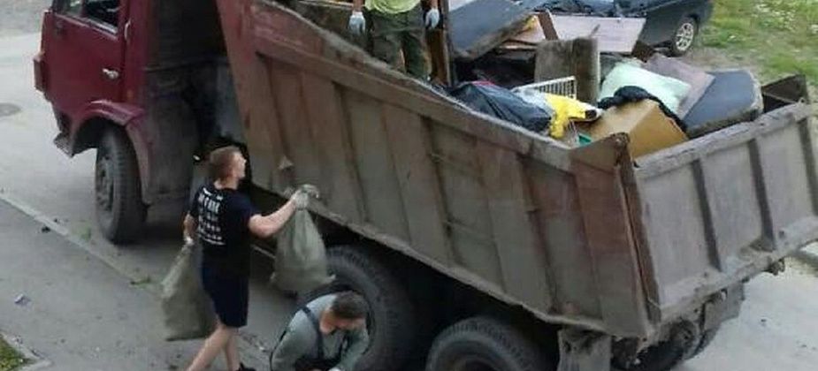 В Серове волонтеры "Надежды" вывезли мусор из квартиры матери двоих детей. Жилье восстанавливают после пожара