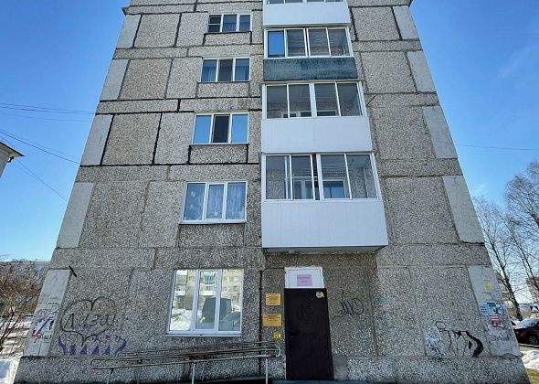 С пятиэтажки на 27-летнюю серовчанку сошел снег