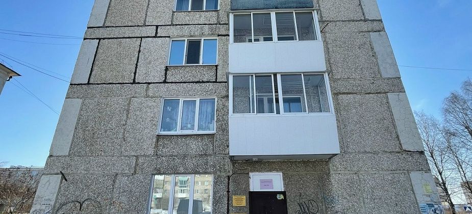 С пятиэтажки на 27-летнюю серовчанку сошел снег