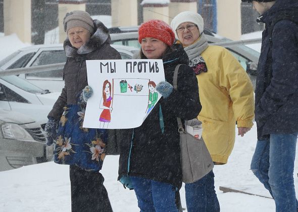 19 человек вышли на улицы Карпинска с плакатами против “мусорной реформы”