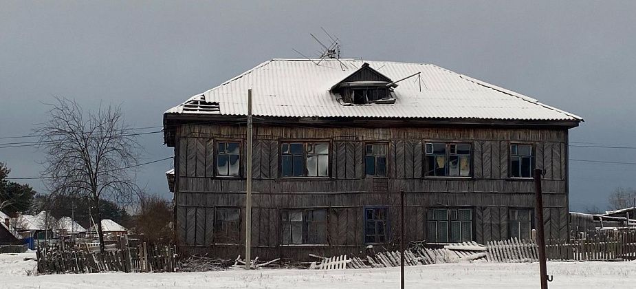 В Красноглинном крышу аварийного дома отремонтировали стройматериалом, купленным жителями