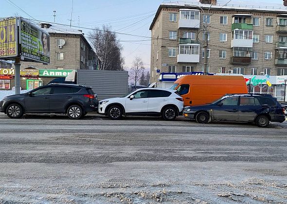 В Серове произошло массовое ДТП. На улице Ленина столкнулись 4 машины