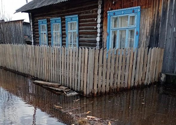 Дома жителей серовского поселка Красноглинный затопило талой водой