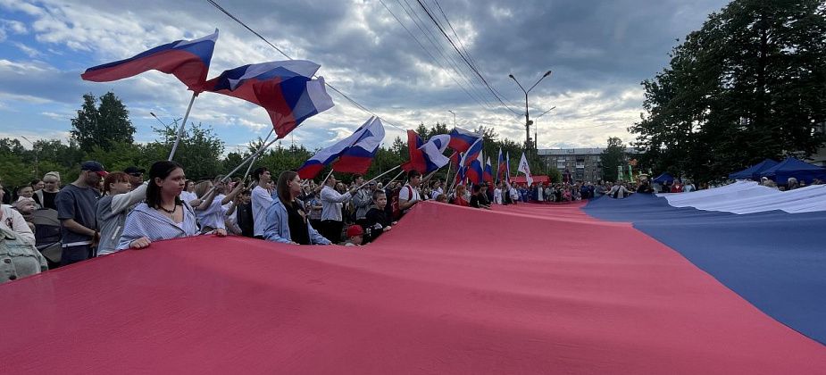 В День России серовчане били баклуши, пили сбитень и слушали песни