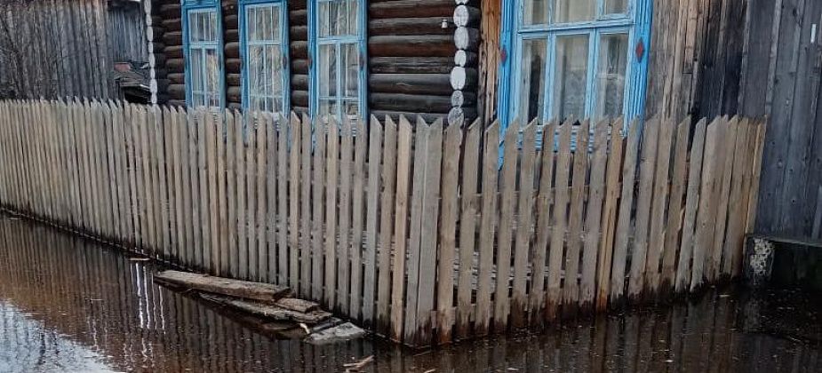 Дома жителей серовского поселка Красноглинный затопило талой водой