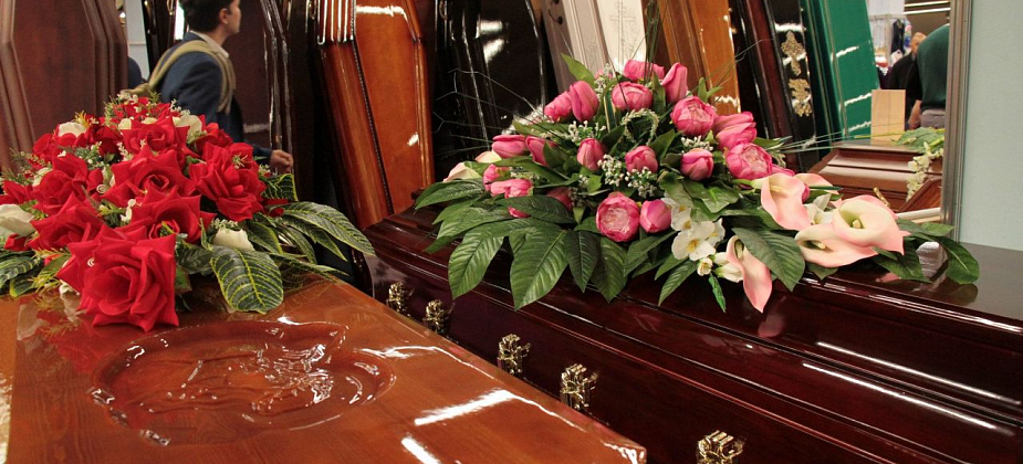 На Урале - дефицит полированных гробов?