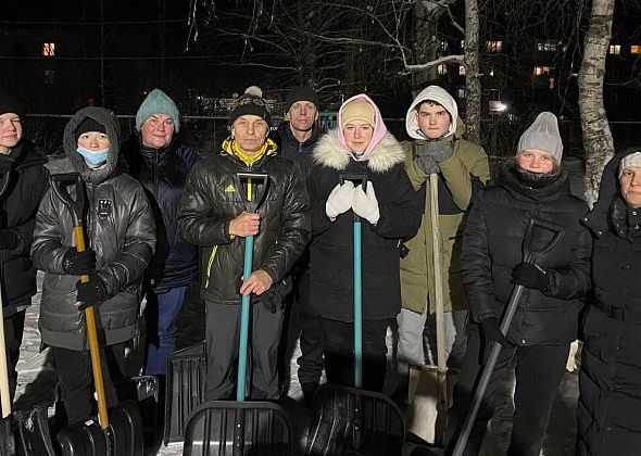"Снежный десант" открыл сезон борьбы со снегом в Серове. Волонтеры расчистили площадку на территории социально-реабилитационного центра “Надежда” 