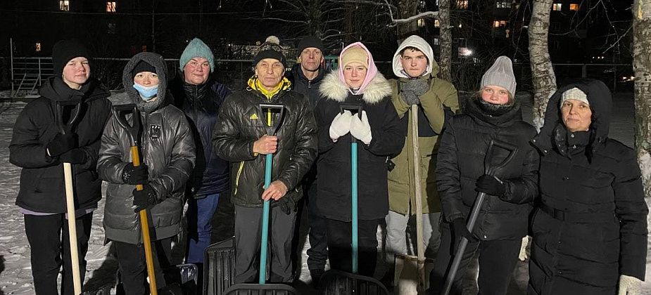"Снежный десант" открыл сезон борьбы со снегом в Серове. Волонтеры расчистили площадку на территории социально-реабилитационного центра “Надежда” 