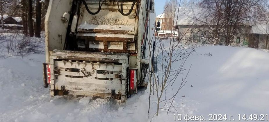 Из-за неубранного снега в Серовском горокруге возникли трудности с вывозом мусора