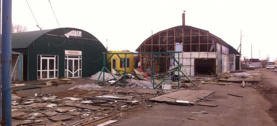 Снесли часть торгового комплекса у вокзала Серова: "Подозреваю, что власти запланировали что-то здесь построить"...