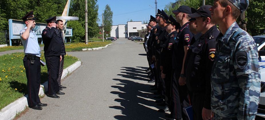 Полицейские, бойцы Росгвардии, представитель администрации Серова провели открытый инструктаж