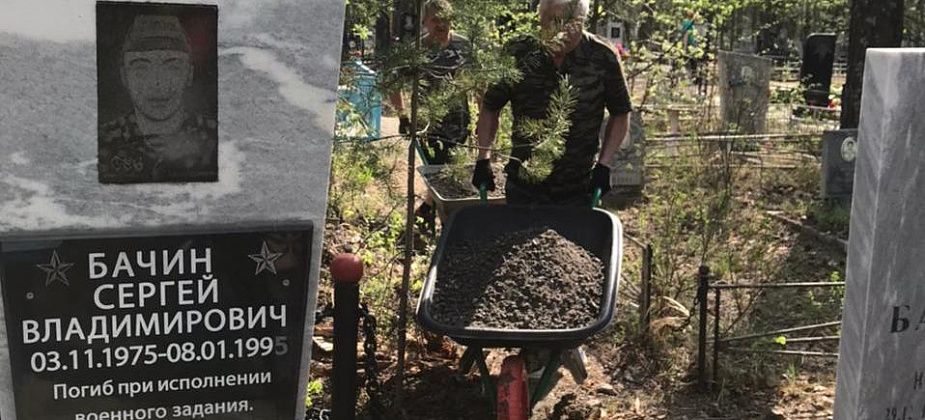 Ветераны боевых действий при поддержке депутата ЗакСо наводят порядок на могилах погибших в Чечне серовчан