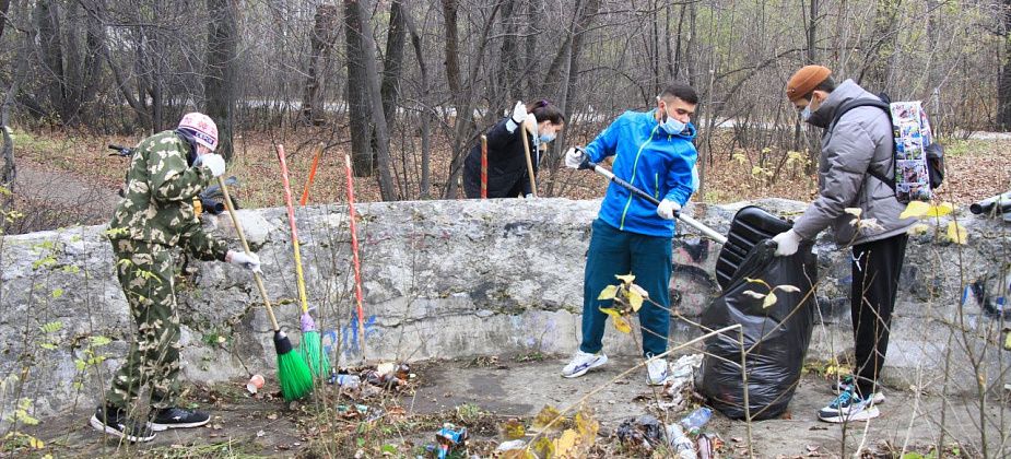 В Серове прошел «Молодежный субботник». Прибирались в больничном городке
