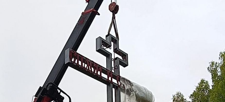 На въезде в Серов появился еще один поклонный крест